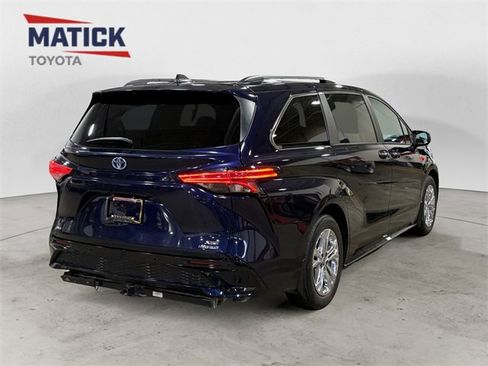 Used 2023 Toyota Sienna XSE image 7