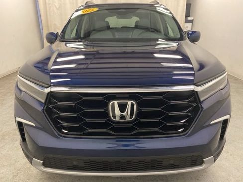 Used 2025 Honda Pilot Touring image 2