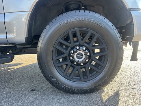 Used 2022 Ford F350 Lariat w/ Black Appearance Package image 8