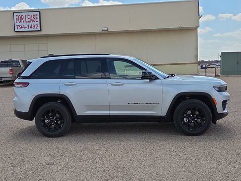 Used 2025 Jeep Grand Cherokee Altitude AWD/4WD image 6