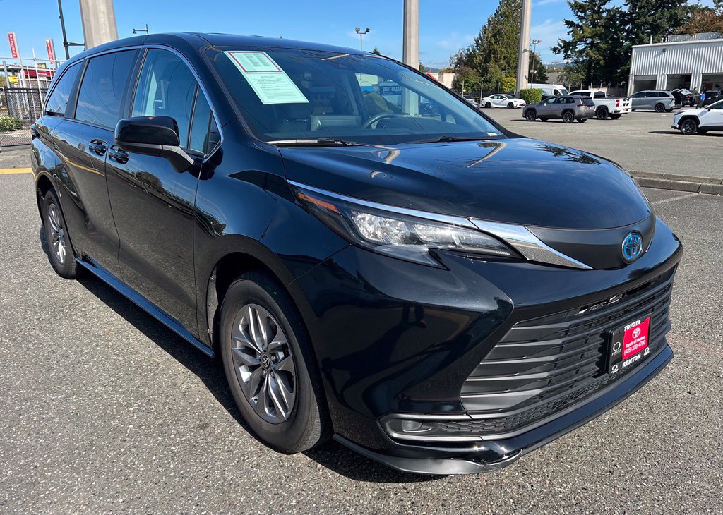 Certified 2024 Toyota Sienna LE AWD/4WD image 3
