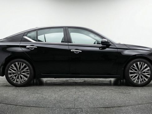 Used 2025 Nissan Altima 2.5 SV image 11