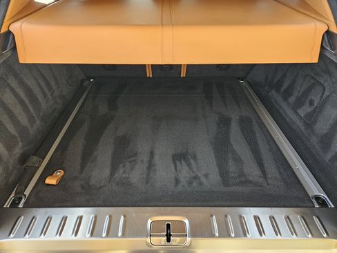 Used 2021 Aston Martin DBX image 33