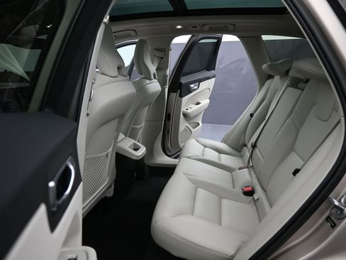 Used 2023 Volvo XC60 B5 Plus image 21