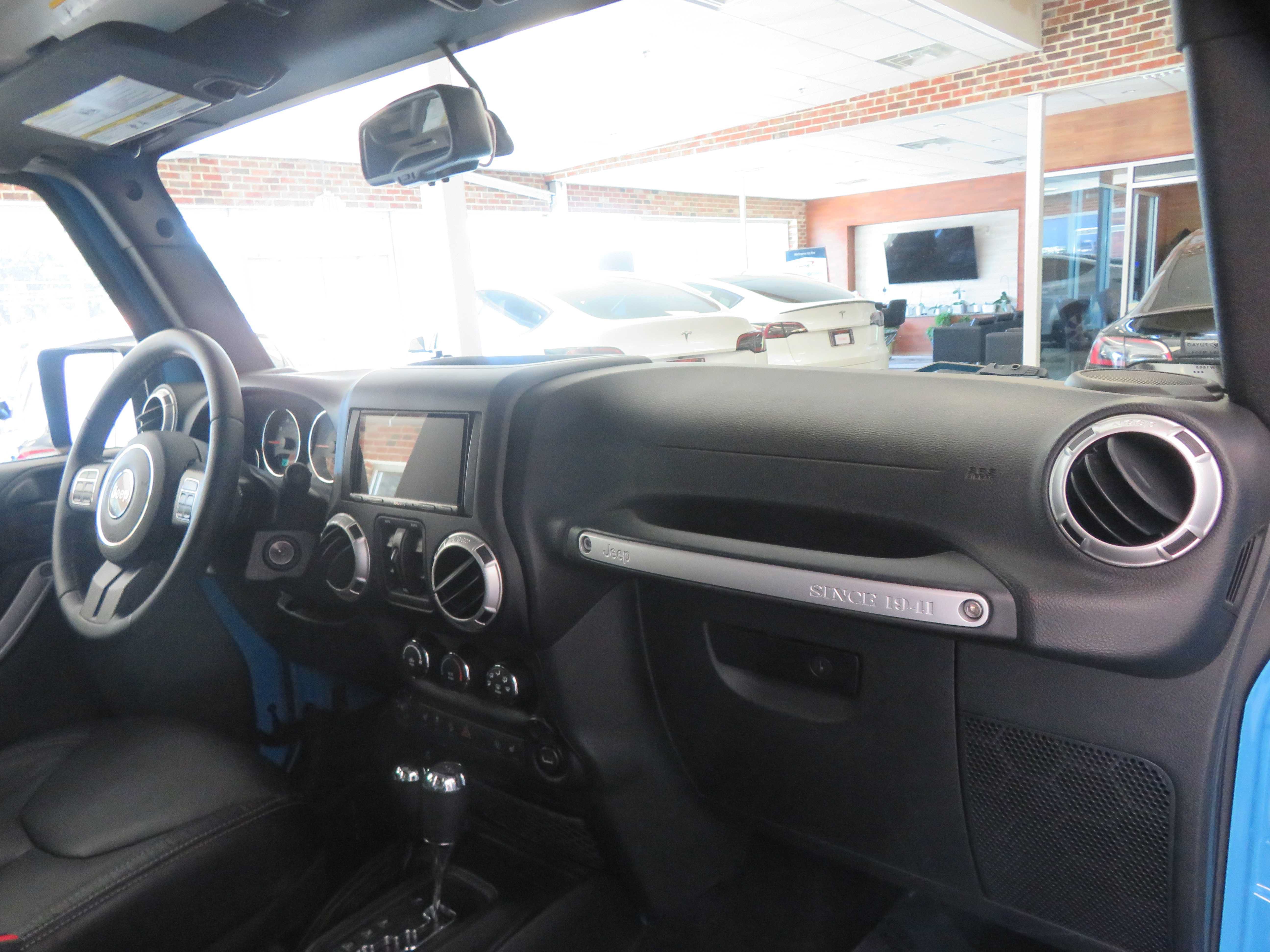 Used 2017 Jeep Wrangler Unlimited Sahara w/ Dual Top Group AWD/4WD image 28