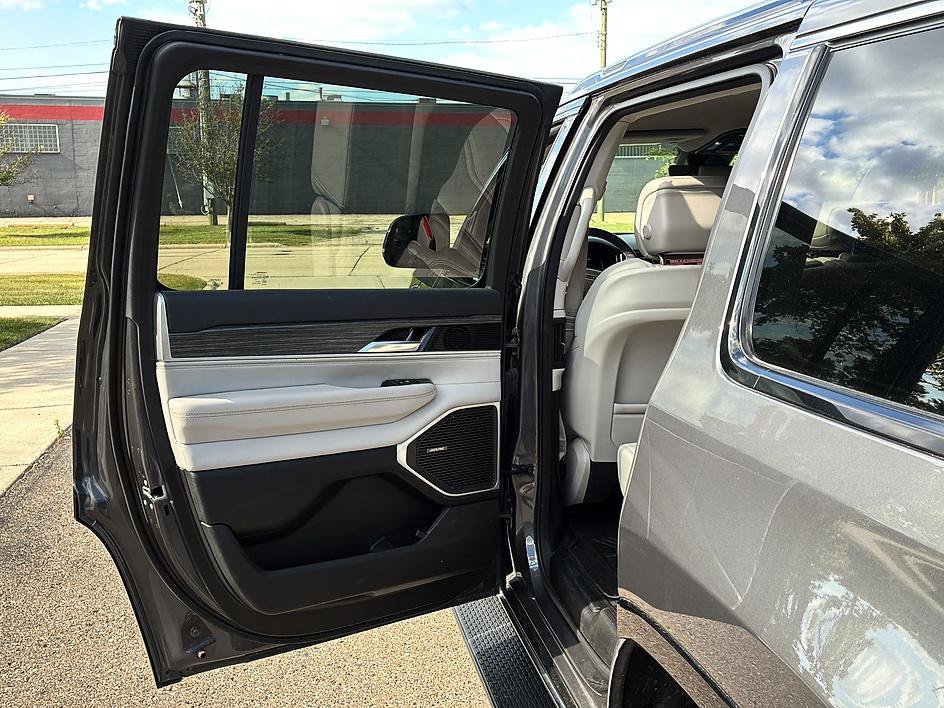 Used 2023 Jeep Wagoneer Series III w/ Preferred Equipment Group RWD image 28