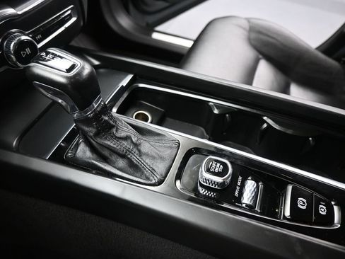 Used 2020 Volvo XC60 T5 Momentum w/ Protection Package Premier image 20