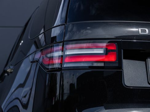 Used 2020 Land Rover Discovery HSE image 12