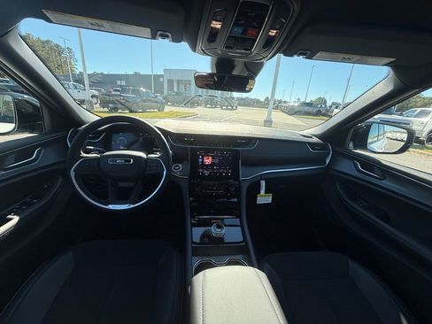 New 2025 Jeep Grand Cherokee Laredo image 12