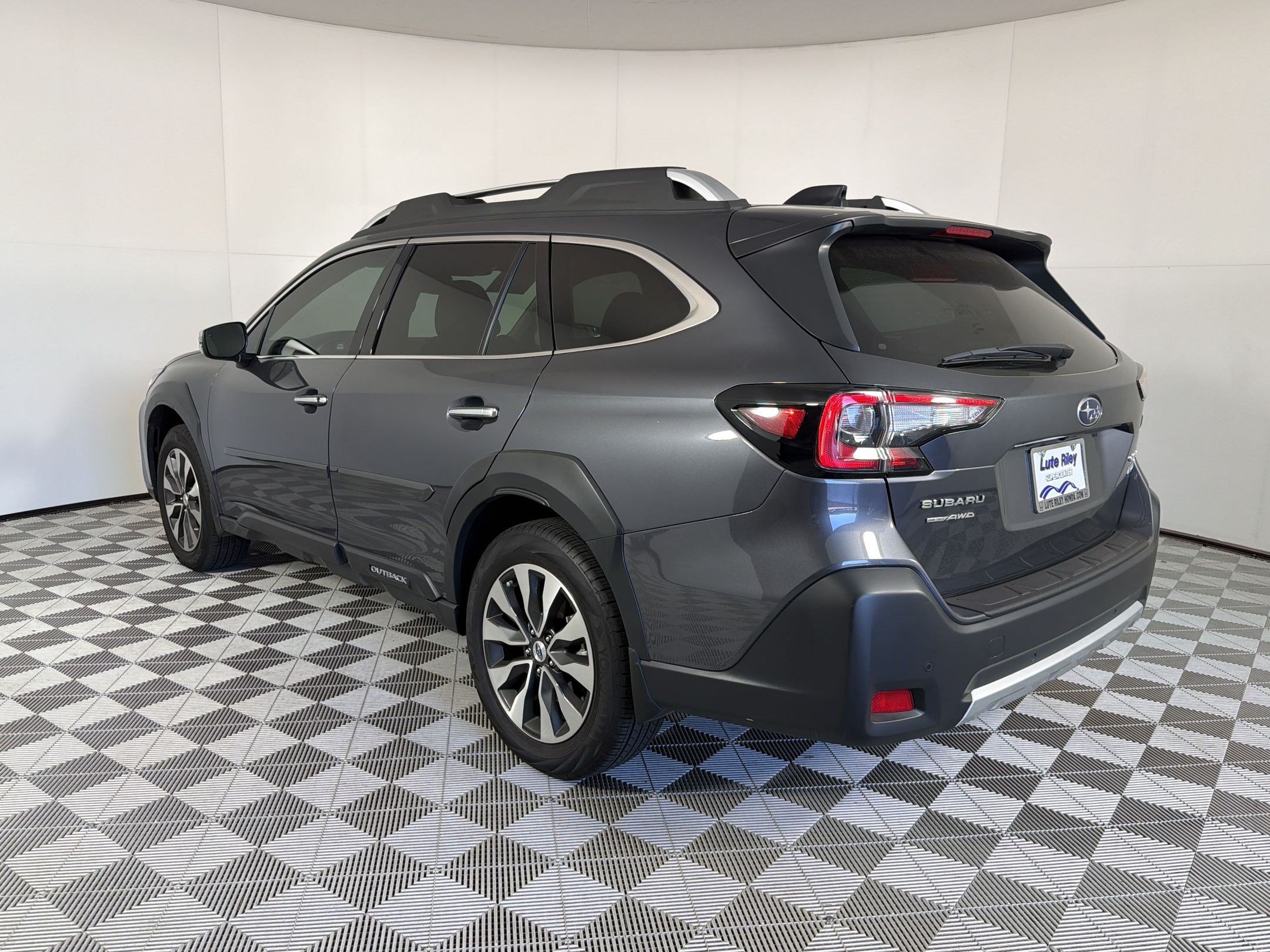 Used 2025 Subaru Outback Touring AWD/4WD image 3
