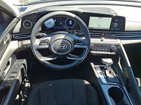 Certified 2025 Hyundai Elantra SEL FWD image 21