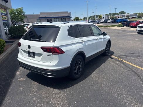Used 2024 Volkswagen Tiguan SE w/ Panoramic Sunroof Package AWD/4WD image 7