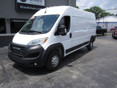 Used 2024 RAM ProMaster 2500 w/ Convenience Group FWD image 2