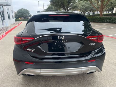 Used 2017 INFINITI QX30 Premium w/ Cargo Package image 8