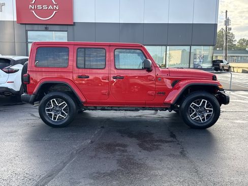 Used 2025 Jeep Wrangler Unlimited Sahara AWD/4WD image 2