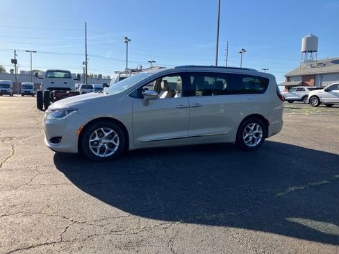 Used 2020 Chrysler Pacifica Limited FWD image 2