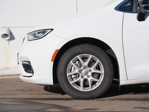 Used 2024 Chrysler Pacifica Touring-L image 11