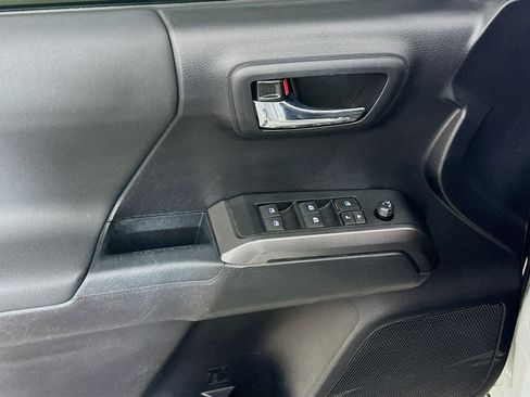 Used 2021 Toyota Tacoma TRD Off-Road w/ Technology Package AWD/4WD image 15