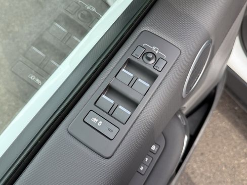 Certified 2025 Land Rover Discovery Dynamic SE image 16