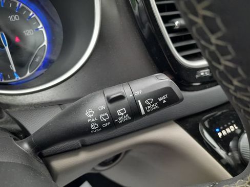 Used 2023 Chrysler Pacifica Touring-L FWD image 17