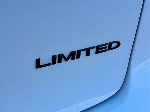 Used 2025 Chrysler Pacifica Limited image 34