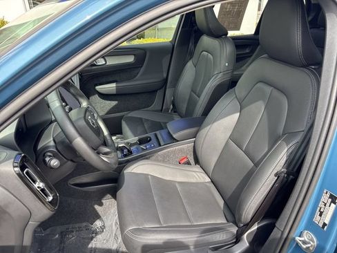 Used 2025 Volvo XC40 B5 Core AWD/4WD image 18