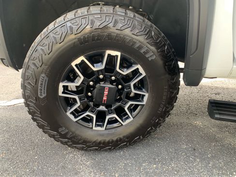 Used 2025 GMC Sierra 2500 AT4X AWD/4WD image 8