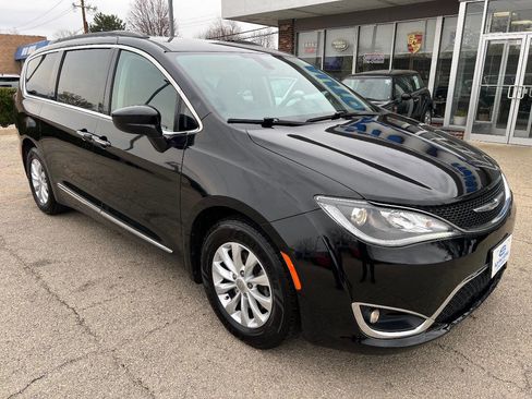 Used 2017 Chrysler Pacifica Touring-L image 4