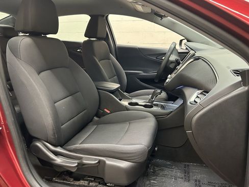 Used 2017 Chevrolet Malibu LT image 9