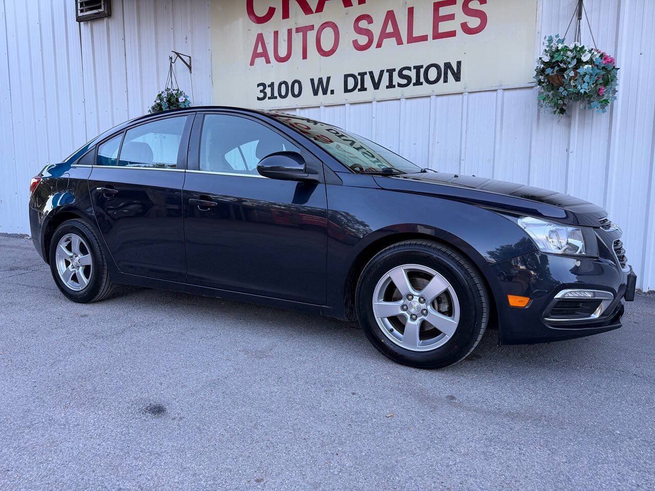 Used 2015 Chevrolet Cruze LT w/ Technology Package FWD image 2