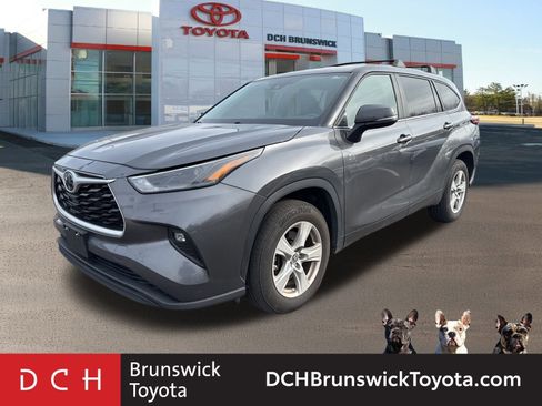 Used 2023 Toyota Highlander LE image 1
