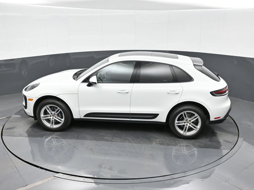 Certified 2025 Porsche Macan AWD/4WD image 27