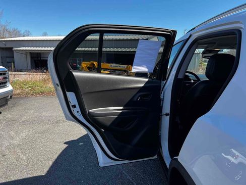 Used 2022 Chevrolet Trax LT image 15