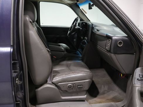 Used 2004 Chevrolet Avalanche 4x4 w/ Preferred Equipment Group image 23