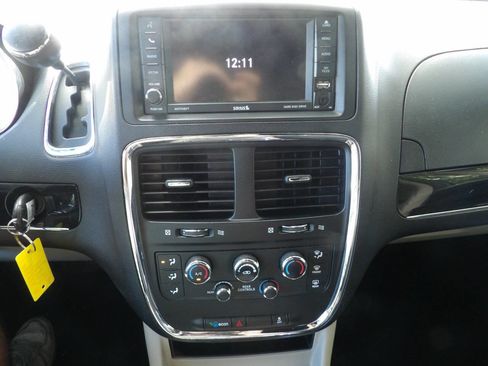 Used 2019 Dodge Grand Caravan SXT image 32