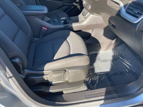 Used 2024 GMC Terrain SLE w/ Elevation Edition image 27