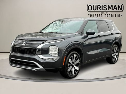 Used 2025 Mitsubishi Outlander SE image 2