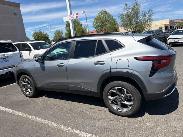 Used 2025 Chevrolet Trax LT FWD image 15