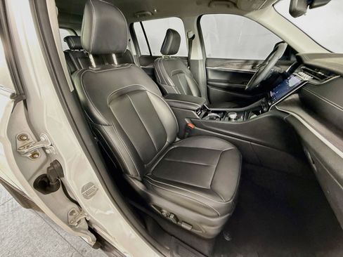 Used 2023 Jeep Grand Cherokee Limited w/ Black Appearance Package RWD image 35
