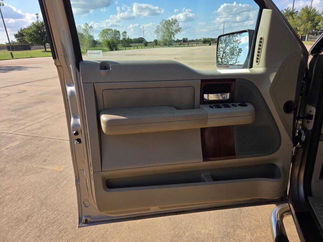 Used 2005 Ford F150 Lariat RWD image 12