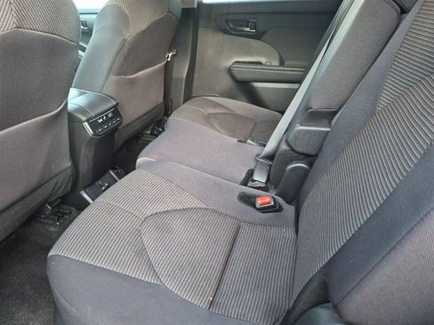 Used 2024 Toyota Highlander LE AWD/4WD image 12