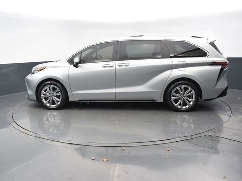 Used 2023 Toyota Sienna Platinum image 2