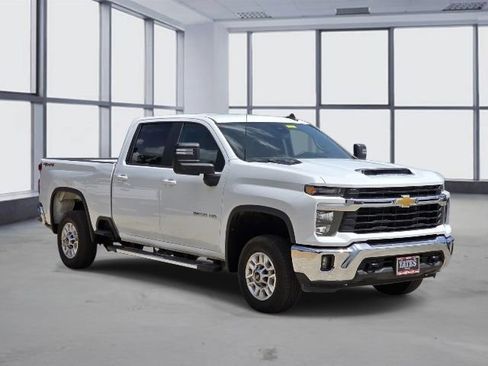 Used 2025 Chevrolet Silverado 2500 LT w/ Convenience Package AWD/4WD image 3
