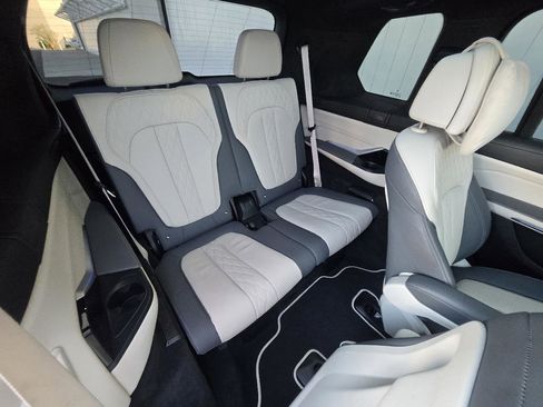Used 2023 BMW X7 M60i image 42