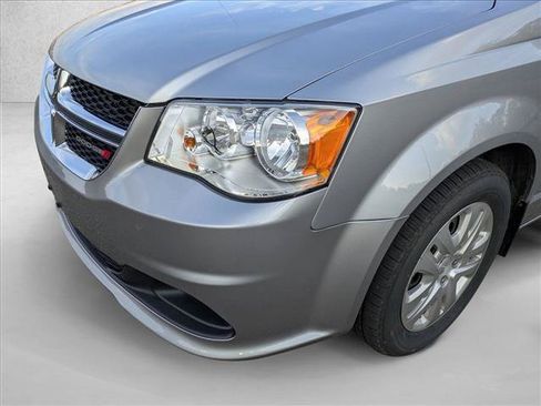 Used 2019 Dodge Grand Caravan SE FWD image 9