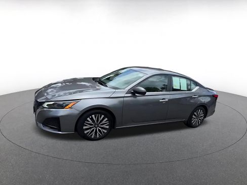 Used 2025 Nissan Altima 2.5 SV FWD image 6