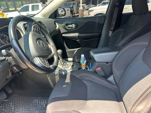 Used 2017 Jeep Cherokee Latitude w/ Safety/Convenience Group AWD/4WD image 9