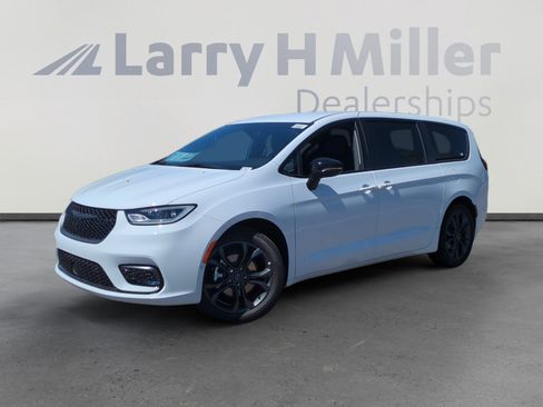 New 2026 Chrysler Pacifica Select FWD image 1