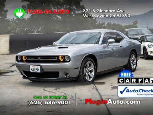 Used 2017 Dodge Challenger SXT image 3