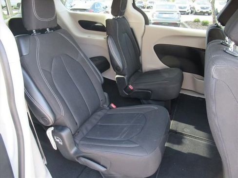 Used 2023 Chrysler Voyager LX image 25